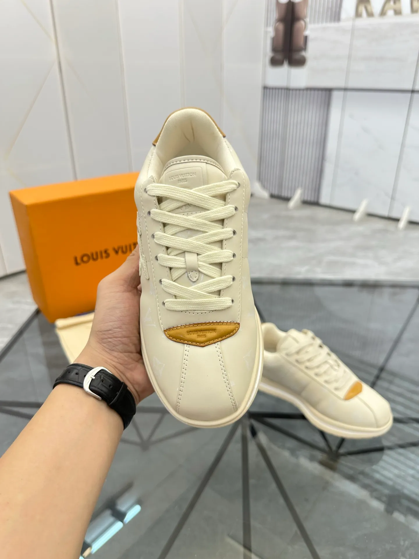 Men's shoes: 💰P700¥ Top quality Product trademark: LV* "Louis Vuitton*" low-top casual shoes Regular size: 35-45 (can be customized to 46) Couple style Product materials: Imported cowhide upper, breathable lining, original outsole. Number: two